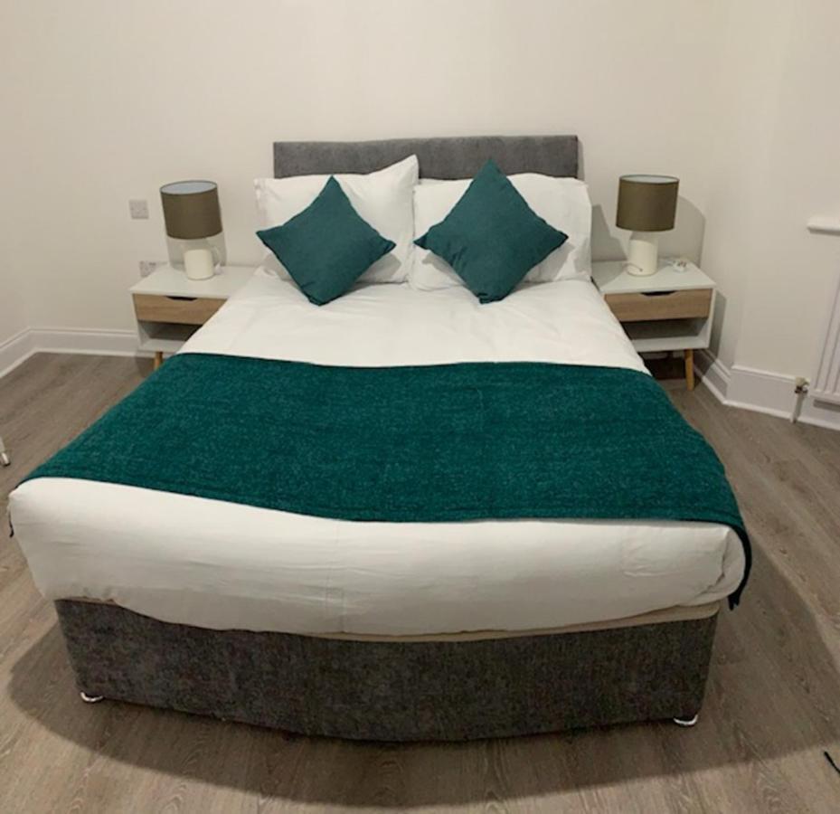 Serene Suites: Family-Friendly Retreat with Free Parking and Wi-Fi Ilford Exterior photo