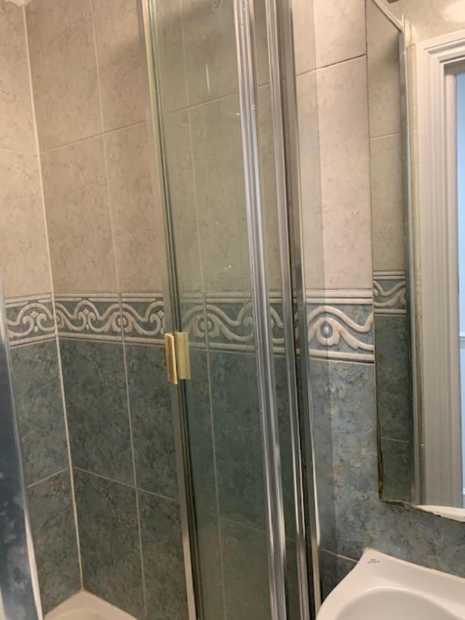 Serene Suites: Family-Friendly Retreat with Free Parking and Wi-Fi Ilford Exterior photo