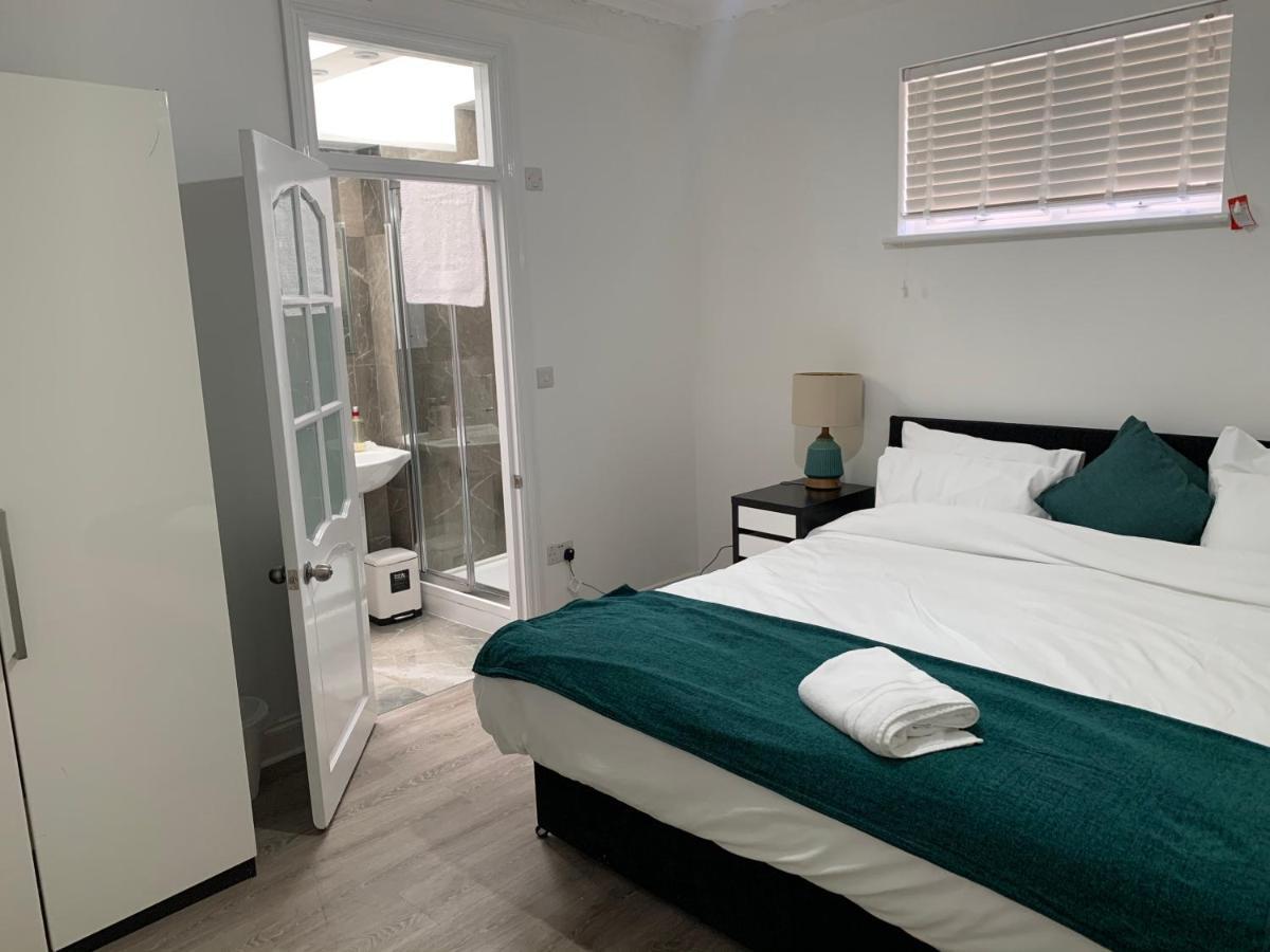 Serene Suites: Family-Friendly Retreat with Free Parking and Wi-Fi Ilford Exterior photo