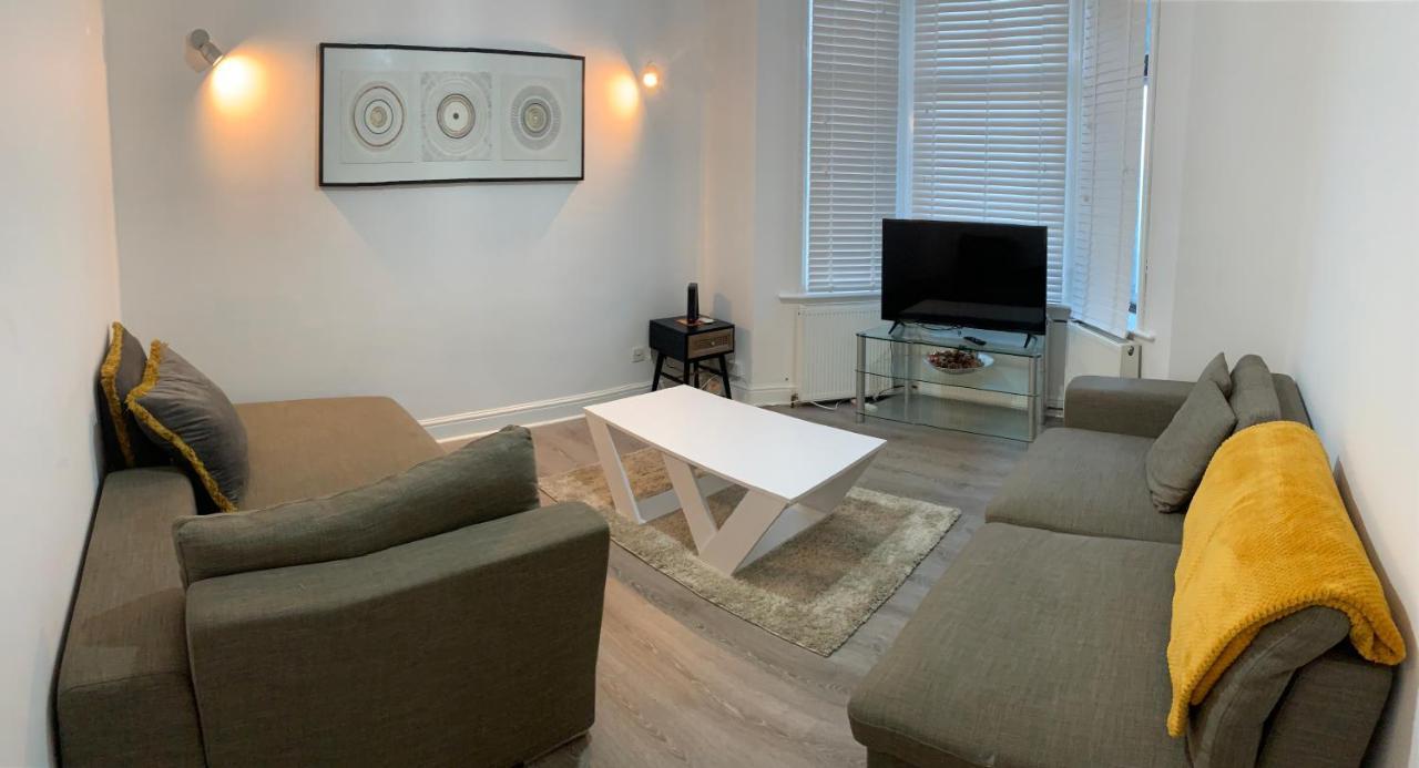 Serene Suites: Family-Friendly Retreat with Free Parking and Wi-Fi Ilford Exterior photo